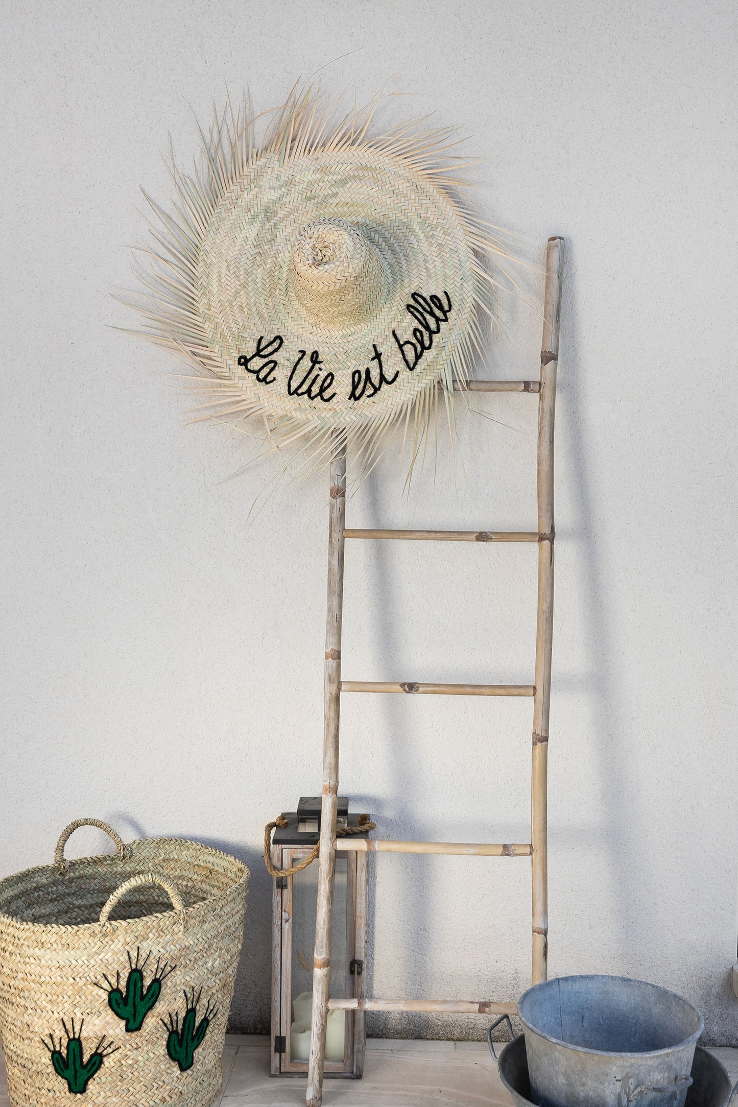 Chapeau décoratif "La vie est belle"