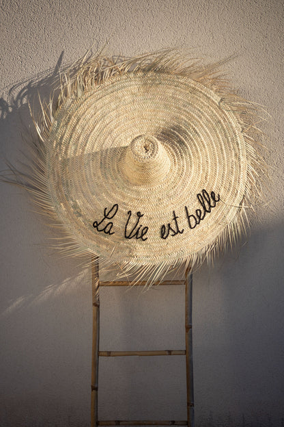 Chapeau décoratif "La vie est belle"